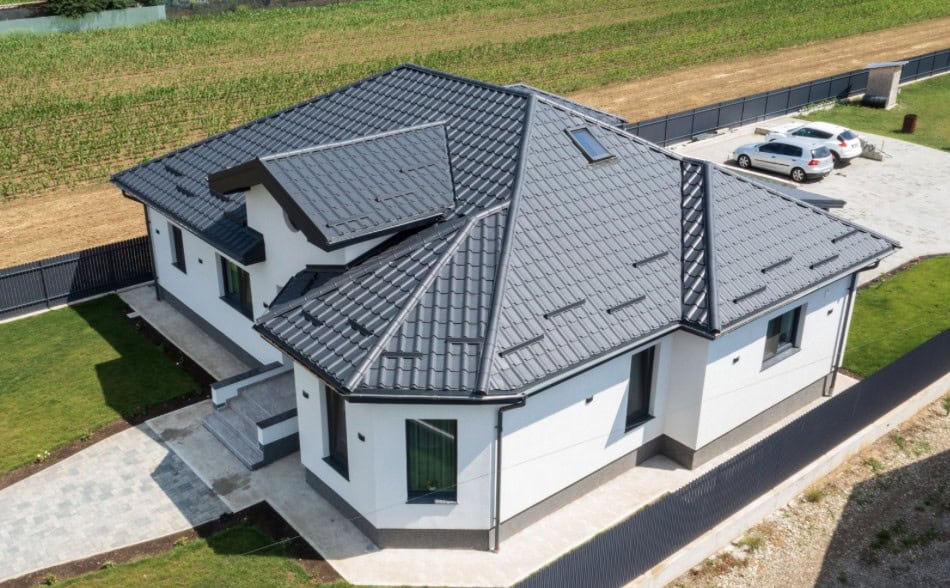 casa cu acoperis din tigla metalica