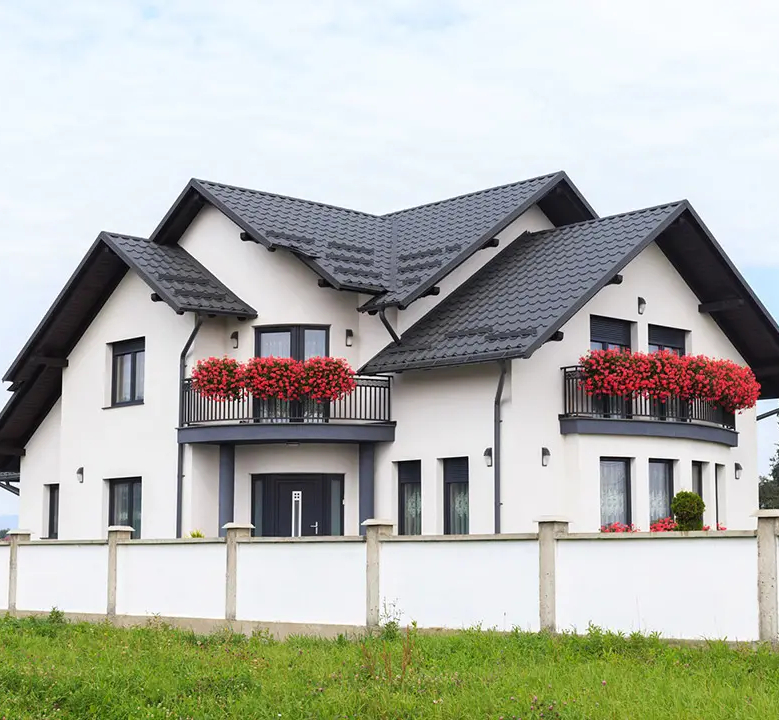 vila cu acoperis din tigla metalica