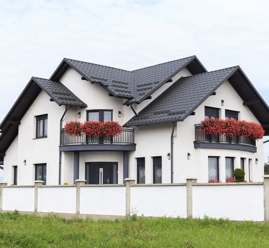 vila cu acoperis din tigla metalica