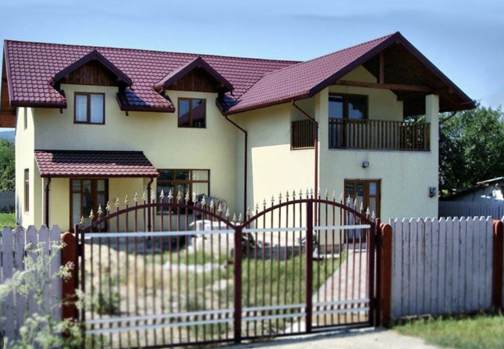 casa cu acoperis din tigla metalica